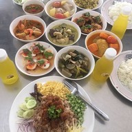 ร้านข้าวแกงแม่ต้อย”ร้อยหม้อ”