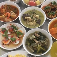 ร้านข้าวแกงแม่ต้อย”ร้อยหม้อ”