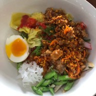 ปิ่นโตบะหมี่บ้าพลัง