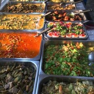 ร้านข้าวแกงแม่ต้อย”ร้อยหม้อ”