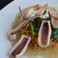 หนึ่งราดหน้ายอดผักท่านเทพ ร่มเกล้า