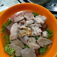 เจ๊เมี่ยงต้มเลือดหมู