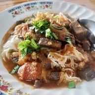 เมนูของร้าน น้ำเงี้ยว ข้าวซอยป้านวลเจ้าเก่า