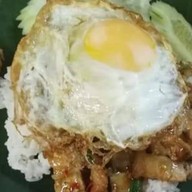 กระเพราถาดยักษ์  ข้างแหลมทอง