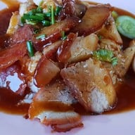 Okข้าวหมูแดง หมูกรอบ ตลาดแฟต กทม90