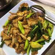 เมนูของร้าน ราดหน้าหมูหมัก ตลาดอ้อมเมือง