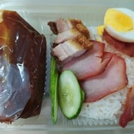 Okข้าวหมูแดง หมูกรอบ ตลาดแฟต กทม90