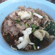 เมนูของร้าน ก๋วยเตี๋ยวกระดูกหมู ป้ายเหลือง