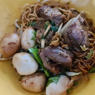 เมนูของร้าน ก๋วยเตี๋ยวลูกชิ้นนายโก บางใหญ่ หน้าร้านทำฟัน