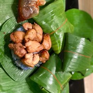 เมนูของร้าน เนื้อทอดอาลีสูตรเด็ดอิสลาม (สาขาธรรมศาสตร์ท่าพระจันทร์) ใช้วัสดุเป็นมิตรต่อสิ่งแวดล้อม ปราศจากผงชูรส