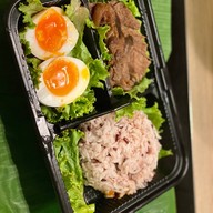 เมนูของร้าน เนื้อทอดอาลีสูตรเด็ดอิสลาม (สาขาธรรมศาสตร์ท่าพระจันทร์) ใช้วัสดุเป็นมิตรต่อสิ่งแวดล้อม ปราศจากผงชูรส