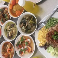 ร้านข้าวแกงแม่ต้อย”ร้อยหม้อ”