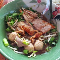 เมนูของร้าน ก๋วยเตี๋ยวเรือ นายลือ คลองโยง