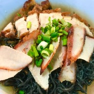 ชายสี่บะหมี่เกี๊ยวหน้าหมู่บ้านเสริมสุขนคร