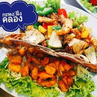 ด.ช.ก๋วยเตี๋ยวลุยสวน คุ้มเกล้า