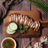 ข้าวหมูทอด สูตรวังนพวงศ์ (ฟรี! น้ำพริกแซ่บๆ)  @สาขาหลังอิมพีเรียลเวิลสำโรง สาขาหลังอิมพีเรียล