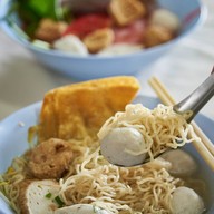 ก๋วยเตี๋ยวลูกชิ้นปลาอาไต๋ ทวีวัฒนา ขาหมูทอง 5