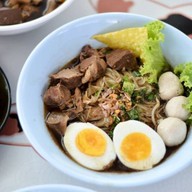 เจ๊พร ปลาหมึกย่าง หน้านครสโตร์ ท่ารั้ว