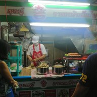 หน้าร้าน ราดหน้า เอ็มไพร์คุณนู๋  ตลาดบางปะกอก