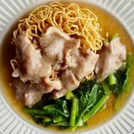 ราดหน้ายอดผักเอ็มไพร์ ตร. ซอยทรายทอง 20 ถนนติวานนท์ ตำบลท่าทราย อำเภอเมือง นนทบุรี