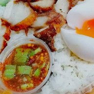 ข้าวหมูทอดเจ๊อ้อม