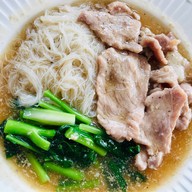 ราดหน้ายอดผักเอ็มไพร์ ตร. ซอยทรายทอง 20 ถนนติวานนท์ ตำบลท่าทราย อำเภอเมือง นนทบุรี