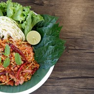 ยำแหนมคลุกข้าวทอด ยำวุ้นเส้นโบราณ Zablongdoo ตลาดบูรพา เพนียดช้าง