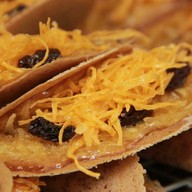 แม่เล็กขนมเบื้องไทยโบราณ (เจ้าเก่าตลาดกระทรวงการคลัง)