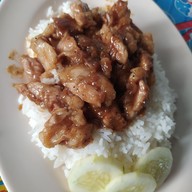 เมนูของร้าน ครัวหนองบอน หมูกรอบ ก๋วยเตี๋ยว ขาหมู ตามสั่ง ยำ