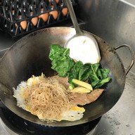 เมนูของร้าน โย่ง ราดหน้าหมูอึ๋ม เจ้าเก่า เจ้าเดียว