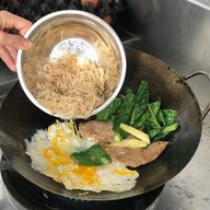 เมนูของร้าน โย่ง ราดหน้าหมูอึ๋ม เจ้าเก่า เจ้าเดียว