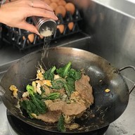 เมนูของร้าน โย่ง ราดหน้าหมูอึ๋ม เจ้าเก่า เจ้าเดียว