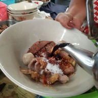 เมนูของร้าน ป้าต้อย ตลาดแตก ก๋วยเตี๋ยวหมูน้ำตก ผักไห่