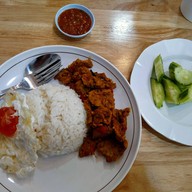 ซุปเปอร์แกง ข้าวแกงใต้ ปั๊มคาลเท็กซ์เจ้าคุณทหาร