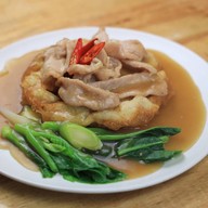 เมนูของร้าน 4 แยก 3 ย่าน ราดหน้าหมูนุ่ม