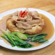 เมนูของร้าน 4 แยก 3 ย่าน ราดหน้าหมูนุ่ม