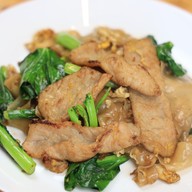 เมนูของร้าน 4 แยก 3 ย่าน ราดหน้าหมูนุ่ม