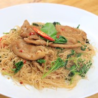 เมนูของร้าน 4 แยก 3 ย่าน ราดหน้าหมูนุ่ม