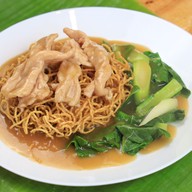 เมนูของร้าน 4 แยก 3 ย่าน ราดหน้าหมูนุ่ม