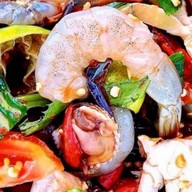 ส้มตำ ยำเบรคแตก , แซลมอนซาซิมิ By. เมย์เม่ สาขา1