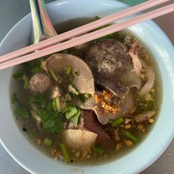 เมนูของร้าน เจ๊ตุ๋ย ต้มเลือดหมู ซอยพหลโยธิน1