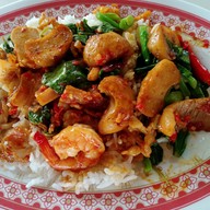 เมนู กะเพราแท้ ร้านยิ่งเจริญ สาขาสำนักงานที่ดินบ้านโป่ง