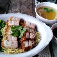 สังวาลย์หมูกรอบ