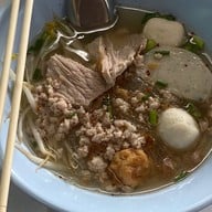 เมนูของร้าน เจ๊เล็ก ก๋วยเตี๋ยวต้มยำหมูมะนาวข้าวขาหมู