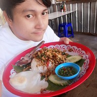 ก๋วยเตี๋ยวเรือรสเยี่ยม กระเพราถาด