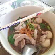 ก๋วยเตี๋ยวเรือรสเยี่ยม กระเพราถาด