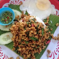 ก๋วยเตี๋ยวเรือรสเยี่ยม กระเพราถาด