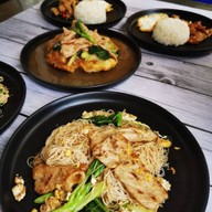 4 แยก 3 ย่าน ราดหน้าหมูนุ่ม