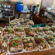 ขาหมูกรอบ-ไก่ย่าง สันมะเฟือง