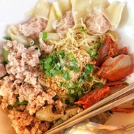 ก๋วยเตี๋ยวตา-ยาย จอมทอง